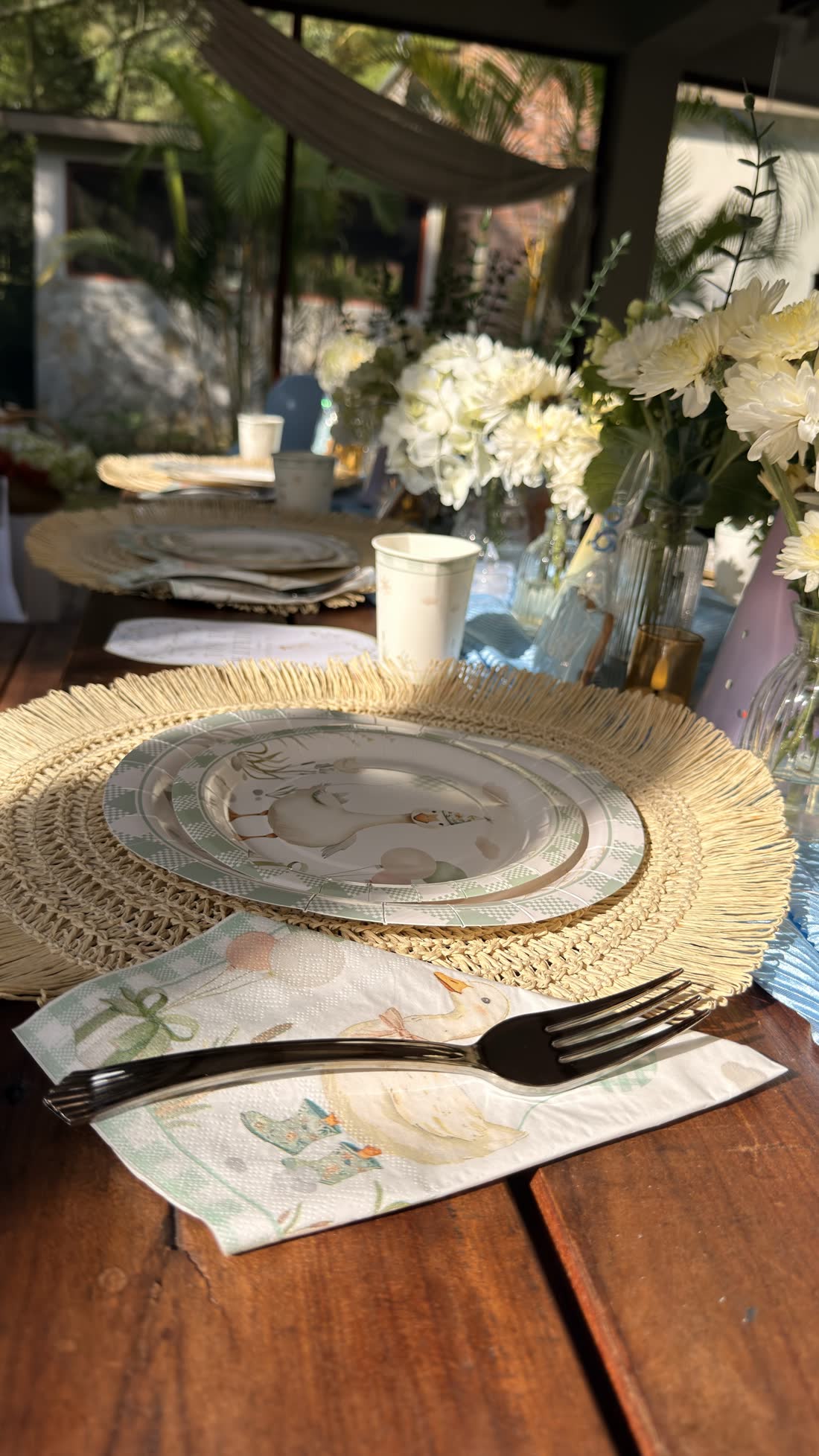Lugar de mesa azul diseñado por ETERIA con plato texturizado, copa y flores claras.
