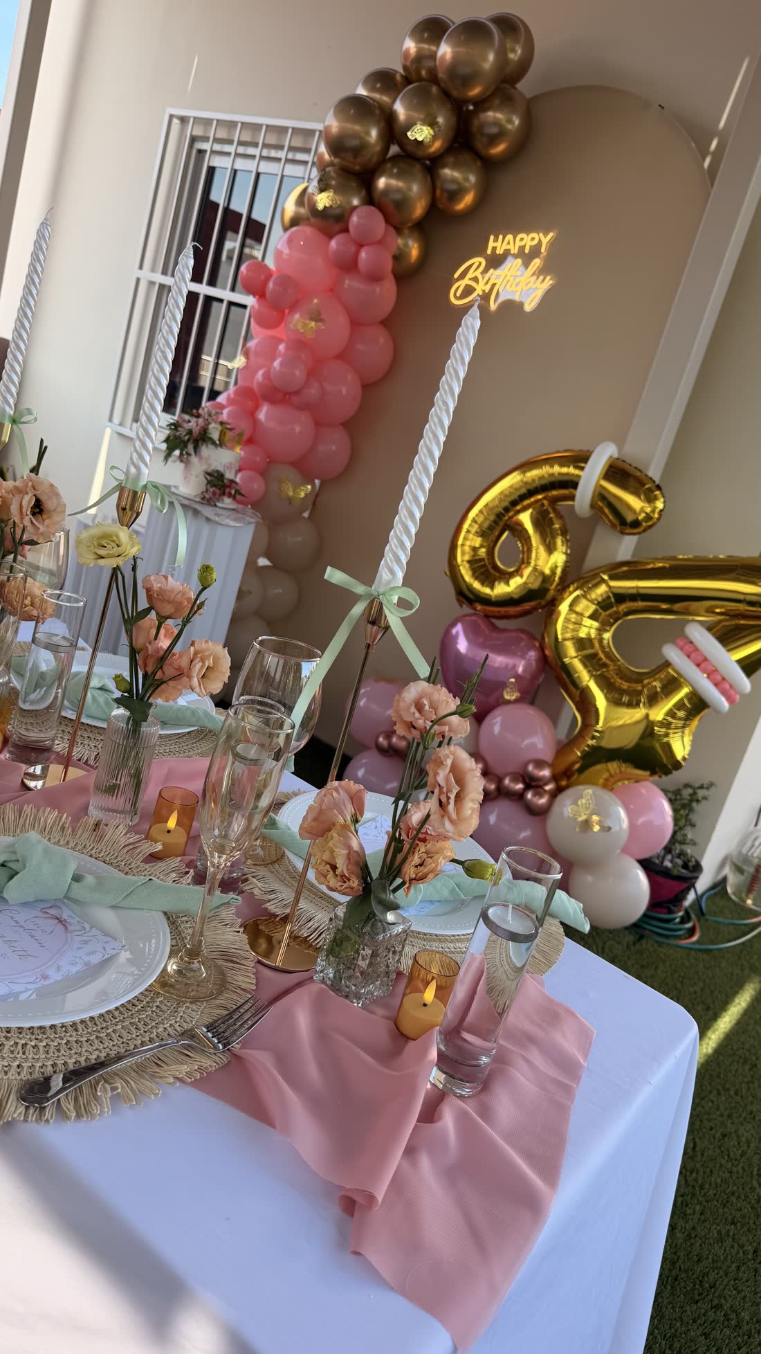 Detalle de globos rosa y dorado con mesa pastel decorada por ETERIA.